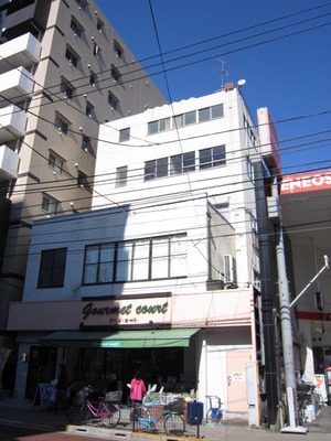 Building appearance. Located in the textile city street. Nippori is almost a straight line from Station. 