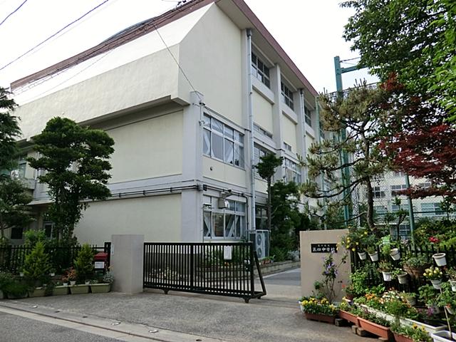 Junior high school. Arakawa 5-minute walk from the 400m junior high school to stand fourth junior high school. It is safe even late at this distance if extracurricular activities.