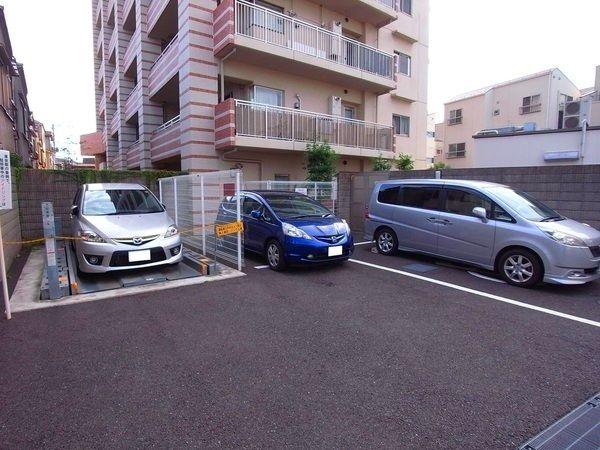 Parking lot. Flat 置駐 car park