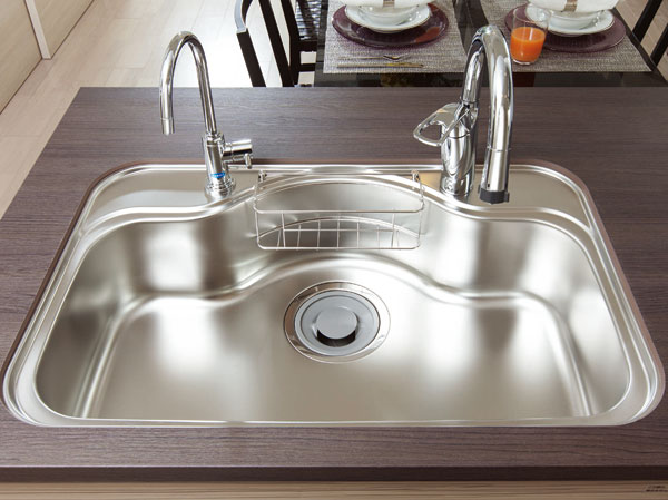 Kitchen.  [Silent type gourmet sink] Clean washable wide sink even large cooking appliances such as wok. ShizuShin material of the bottom to reduce the sound of the water wings.