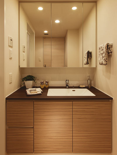 Bathing-wash room.  [Wash room to spend comfortably the beginning and end of the day] Set the back of the wide triple mirror as a storage space. This is useful small parts, such as cosmetics made plenty of storage.
