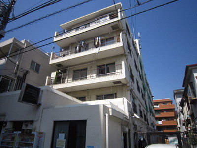 Building appearance. Garbage station on site ・ There is also a coin-operated laundry