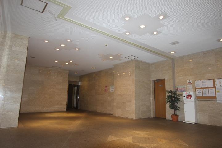 lobby. Spacious and bright lobby. Receive luggage in the absence, Also it comes with a convenient home delivery box.