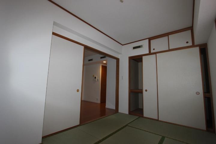 Non-living room. Japanese-style tatami smell of pleasant is, It can also be used as a guest room. With a convenient closet for storage of futon.