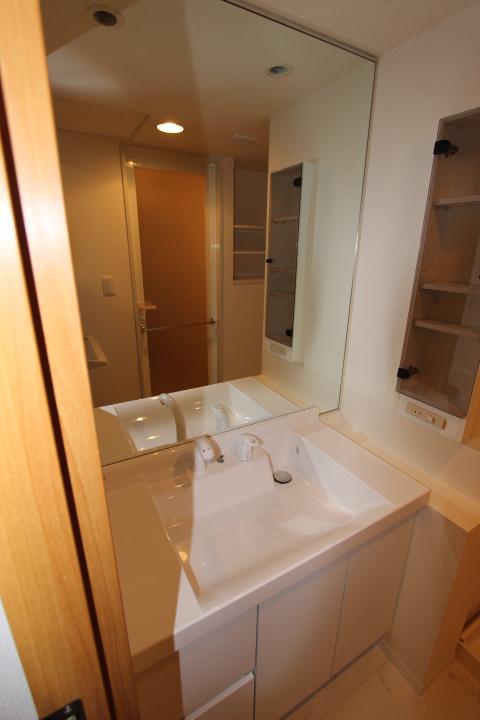 Wash basin, toilet. Also comfortable morning of preparation at the vanity with a large mirror and storage.