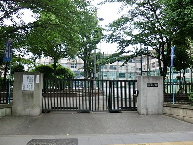 Primary school. Because the front of the 50m th to Arakawa Ward Ogu elementary school It is also safe for children
