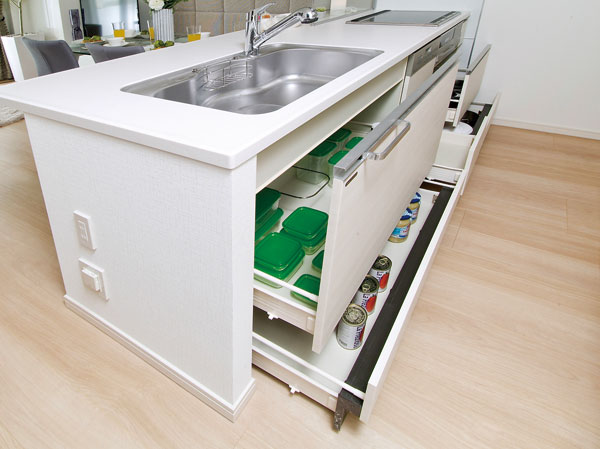 Kitchen.  [Slide cabinet] Kitchen storage is, Adopt a large-capacity sliding a large pot can be effortlessly out. Smoothly adopted a bull motion the door is closed, Speed ​​fall even in the middle of closed strongly, It closes quietly without making an unpleasant sound.