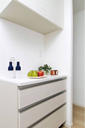 Kitchen.  [Cupboard] In order to take advantage of the open kitchen to the fullest, Standard equipped with a cupboard in the back space. It has secured a wealth of storage space.