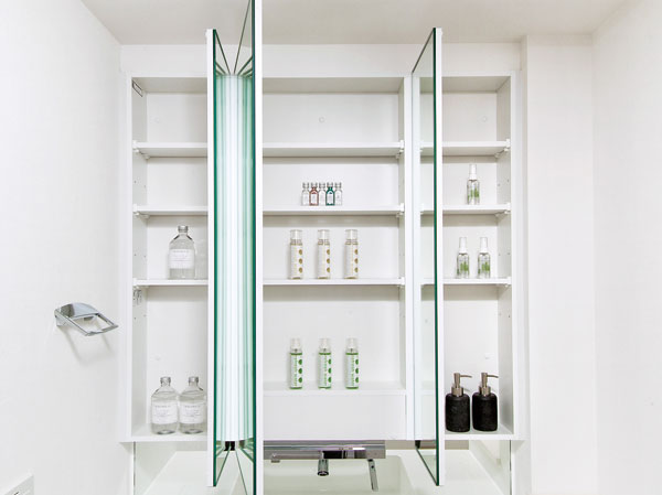 Bathing-wash room.  [Housed with three-sided mirror] Vanity is, The adoption convenient three-sided mirror type in, such as shaving makeup and beard. Storage of Kagamiura has become a convenient cabinet shelves to store small items.