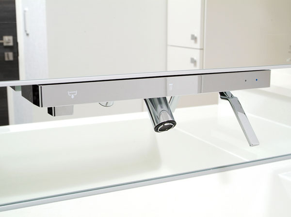 Bathing-wash room.  [Float line faucet] Installing the spout and control lever under the upper cabinet. You can use without stoop, such as during hand-washing. Also, Since pulled out of the neck, You can also comfortably cleaned in the bowl.