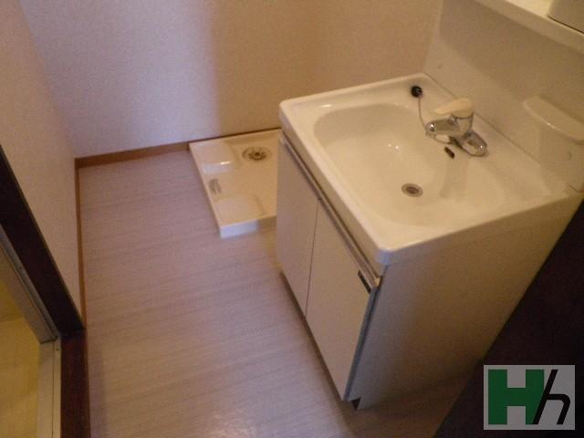 Washroom. Independent wash basin ・ There Laundry Area