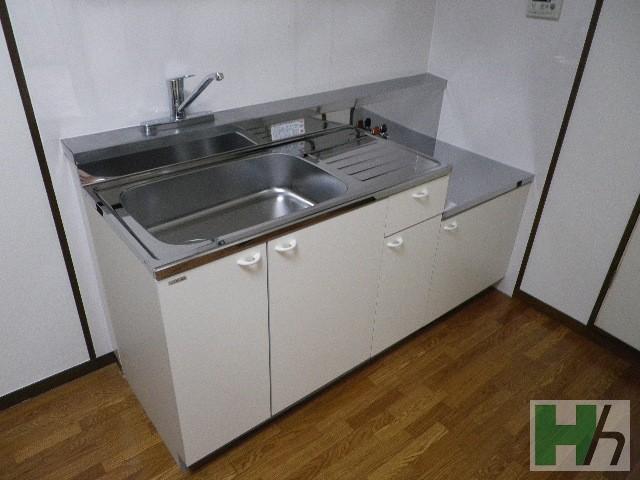 Kitchen. Gas two-burner stove is can be installed