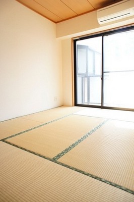 Living and room. 6-mat Japanese-style room Day good