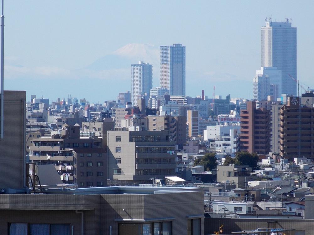 View photos from the dwelling unit. You can see Mount Fuji from the room in a sunny day