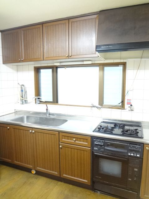 Kitchen. 3-burner stove, Spacious kitchen