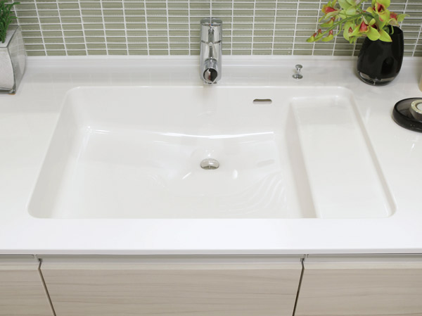 Bathing-wash room. Organic glass-based basin counter / Nozzle pull-out mixing faucet
