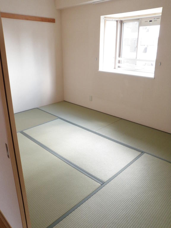 Other room space. Japanese-style room (with bay window)