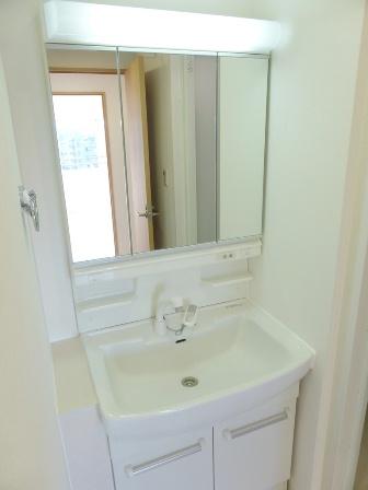 Wash basin, toilet. Three-sided mirror back storage, Shower faucet