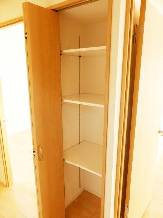 Other introspection. Storage of indoor corridor (shelf height adjustable)