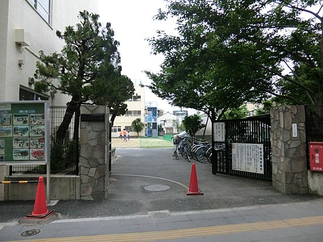 Primary school. Arakawa Ward red clay until the elementary school 260m