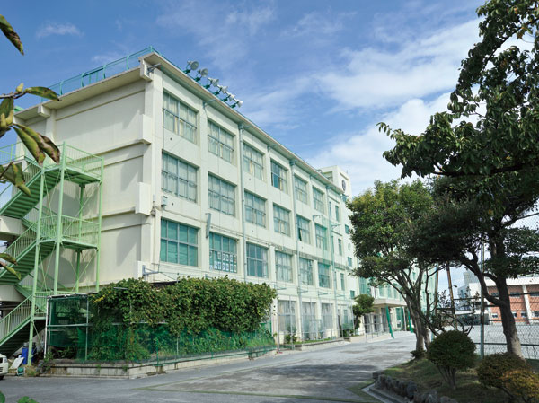 Surrounding environment. Fifth junior high school (8-minute walk ・ About 610m)