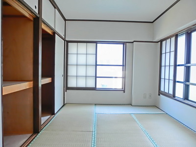 Other room space. Bright two-sided lighting of the Japanese-style room