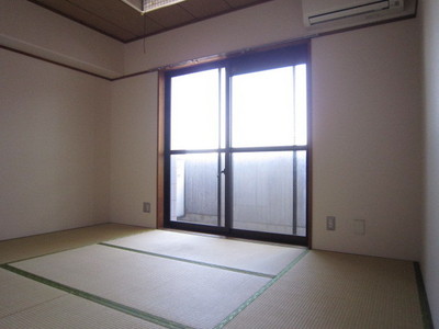 Living and room. Japanese-style room 6 quires Air-conditioned