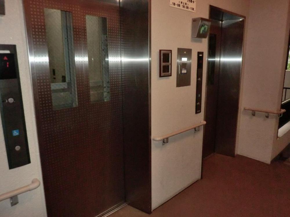 Other common areas. There elevator 2 groups, It is divided in the upper floor and the lower floor.