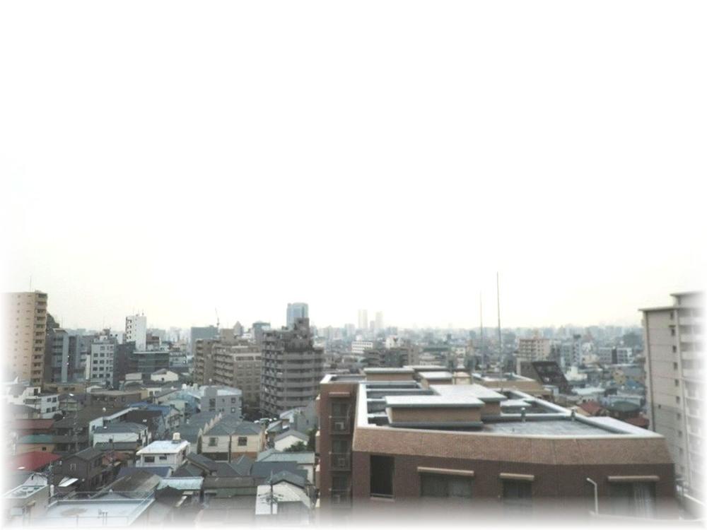 View photos from the dwelling unit. View from local (06 May 2013) Shooting. There is no building in front, This room has a feeling of opening.