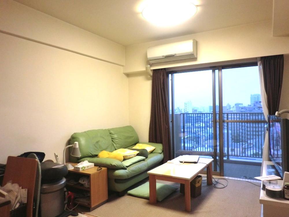 Living. Indoor (06 May 2013) Shooting. There is wide with a space.