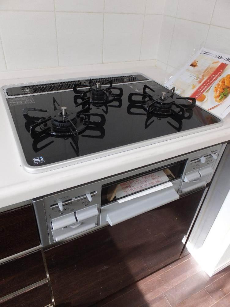 Kitchen. 3-neck gas stove