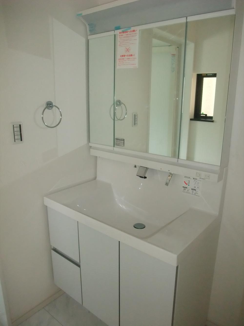 Wash basin, toilet. Same specifications vanity (three-sided mirror, Mirror in front of you comes with a defogging, Clean easy drainage port without hassle type! )