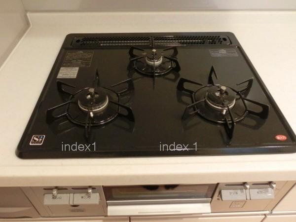 Kitchen. Hakadori you dishes in the 3-burner stove!