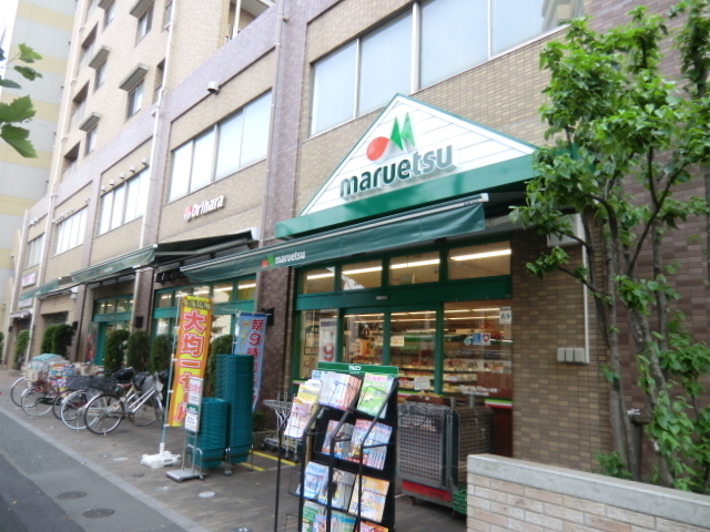 Supermarket. 100m until Maruetsu (super)