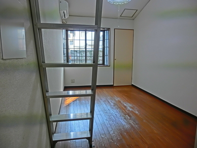 Other room space. Stylish grid-filled bay window