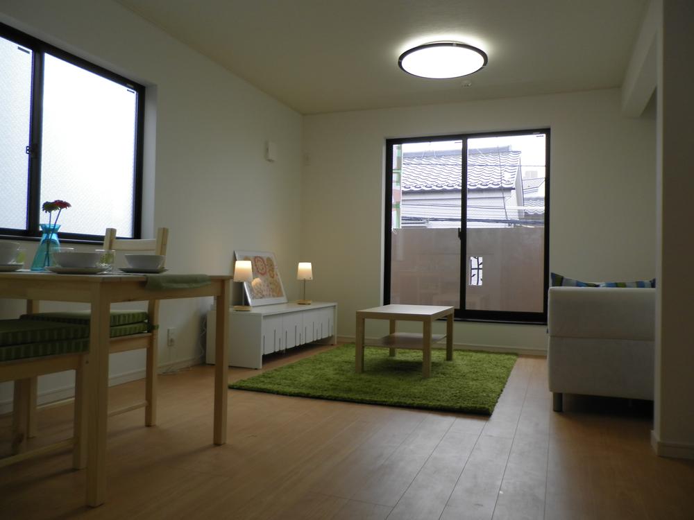 Same specifications photos (living). Same specifications photos (living) Living flooring adopts special olefin sheet to be long-lasting beauty. There is a strongly excellent scratch resistance to sunburn.