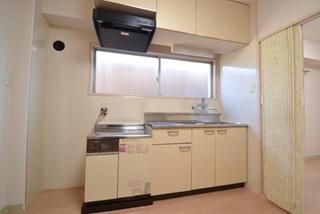 Kitchen. Kitchen (2 burner stove)