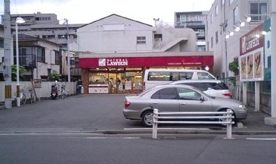Convenience store. 200m to Natural Lawson