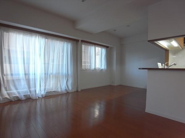 Living. Administrative expenses: 14700 yen / Month repair reserve: 12169 yen / Month bicycle parking lot: $ 0 / Month (up to two free) Parking: 24000 yen ~ 26000 yen / Month