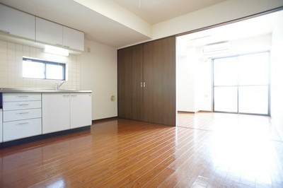 Living and room. Easy floor plan of ventilation in the two-sided lighting