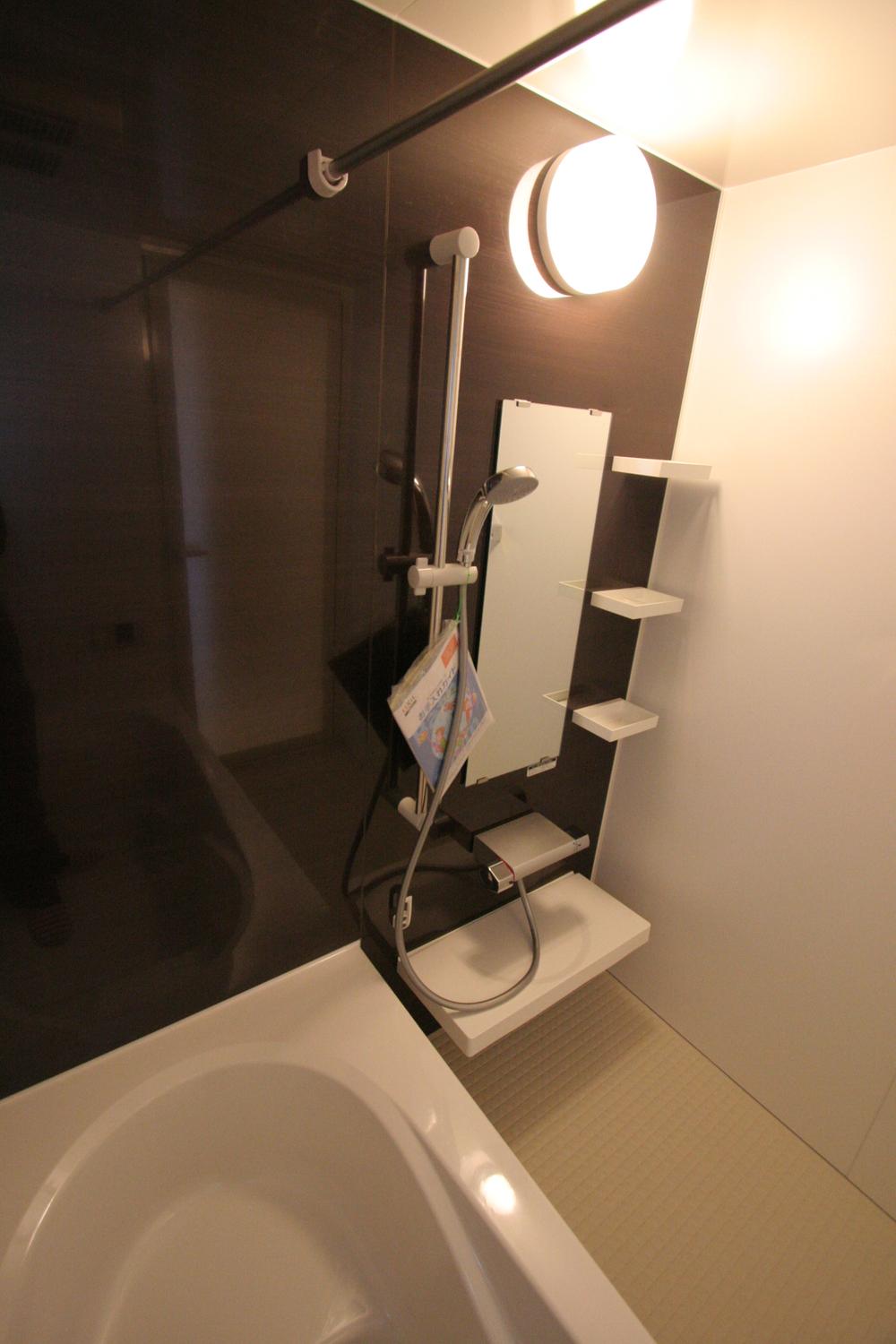 Bathroom. Spacious bath of 1 pyeong type December 2013 shooting