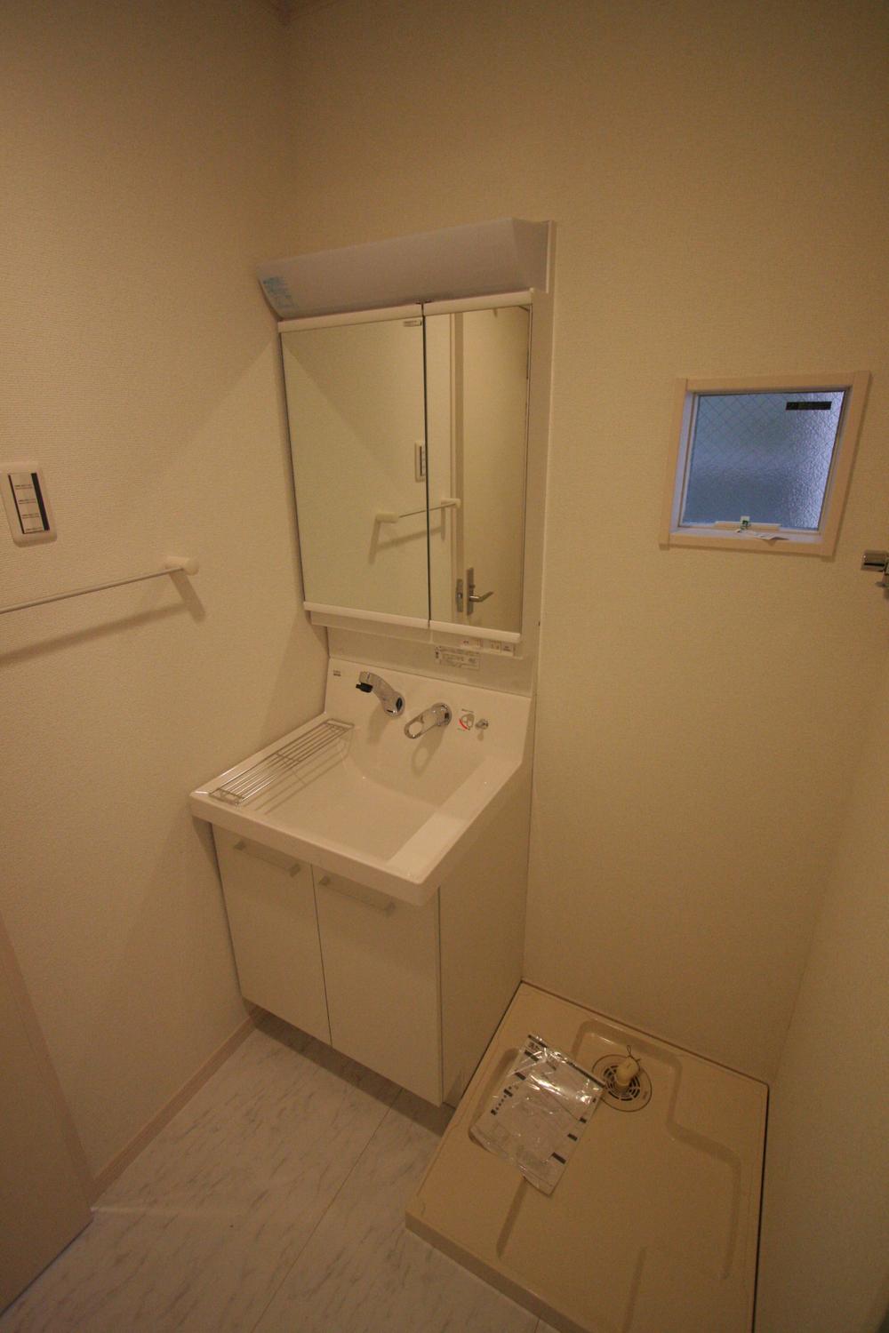 Wash basin, toilet. December 2013 shooting