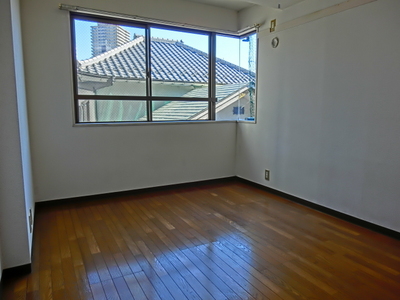 Living and room. Large windows with a Western-style