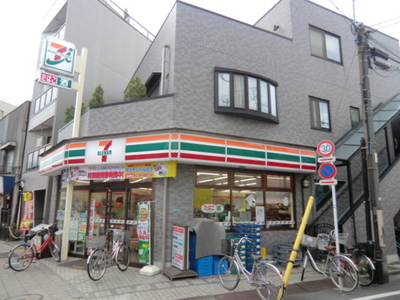 Convenience store. 500m to Seven-Eleven (convenience store)