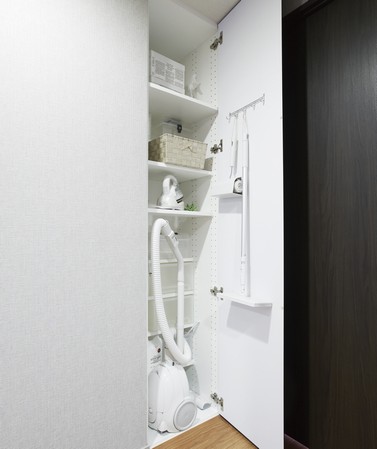 Compartment "arrangement shelf" that can be arranged to suit the things put away