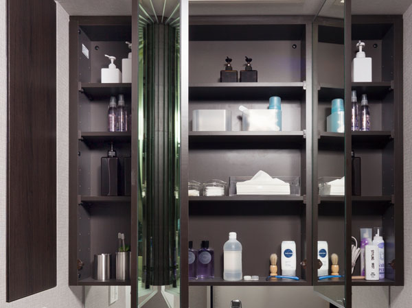 Bathing-wash room.  [Three-sided mirror back storage] With movable shelf storage depth is there that you can store plenty. (More than the published photograph of the model room B type)