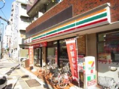 Convenience store. 300m to Seven-Eleven (convenience store)