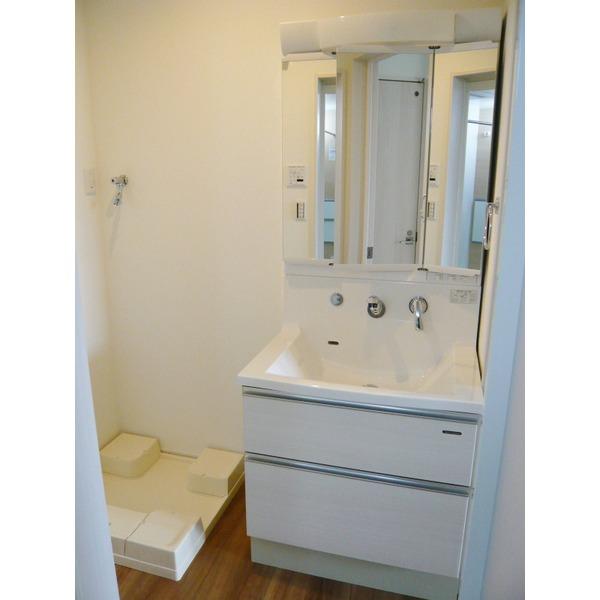 Wash basin, toilet. 3-surface mirror type of shampoo dresser