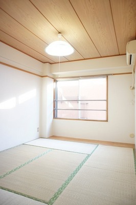 Living and room. Japanese-style room 6 tatami, Facing south