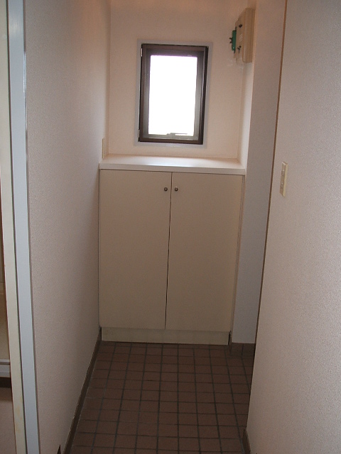 Entrance. There are shoes BOX. Storage ○ good! 